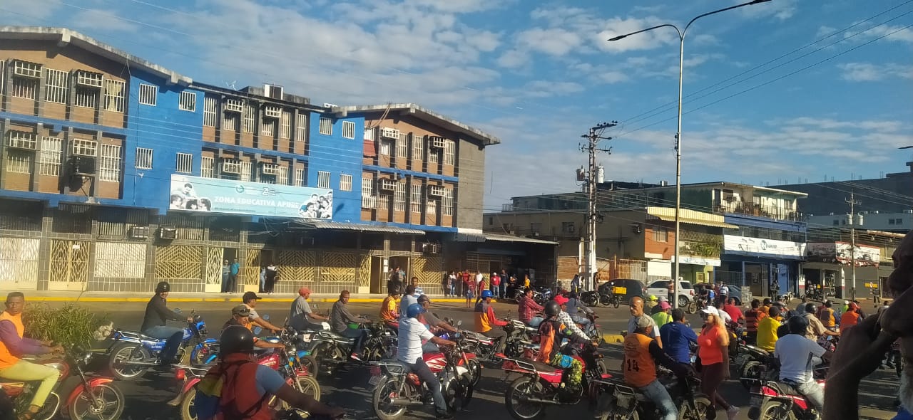 “Parranda” de colectivos chavistas apareció en protesta de maestros frente a la Zona Educativa en Apure (IMÁGENES)