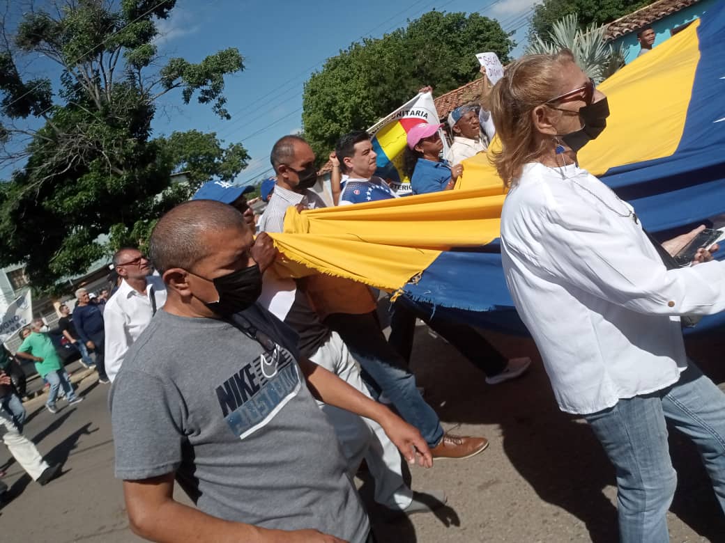 Funcionarios chavistas graban a empleados públicos mientras marchan por las calles de Coro y Punto Fijo este #23Ene