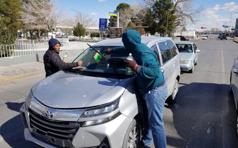 “Limpiando parabrisas”: Así sobreviven venezolanos varados en la frontera con EEUU