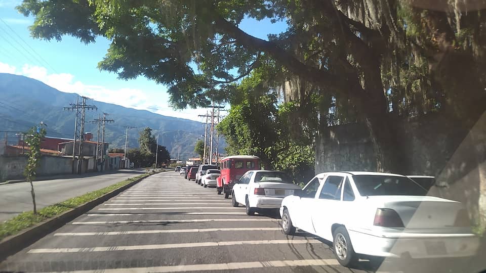 Así comenzó el 2023: Largas colas para surtir combustible, el dolor de cabeza que perturba a los merideños (VIDEO)