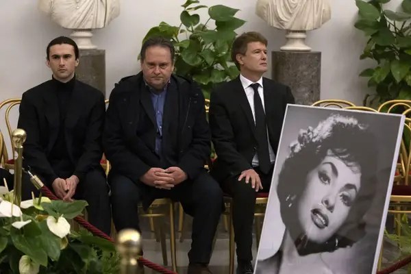 Guerra abierta por la herencia de Gina Lollobrigida: un viudo abucheado y un “asistente”