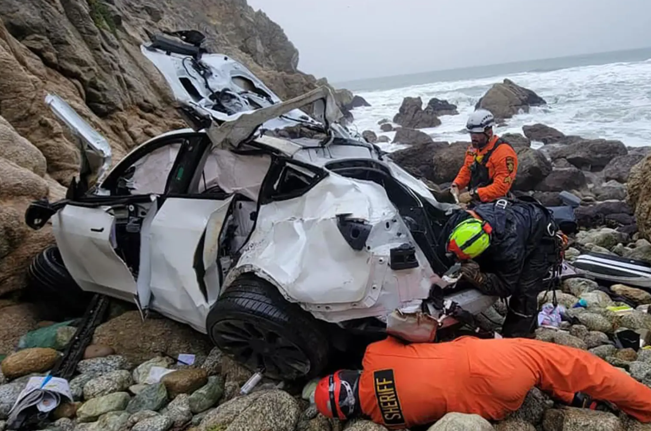 ¿Accidente u homicidio? El extraño caso de una carro Tesla rescatado desde el fondo de un acantilado (Videos)