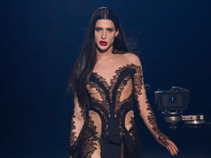 ¡De Venezuela pa’l mundo! Arca se robó el show en desfile de Mugler en París (VIDEOS)