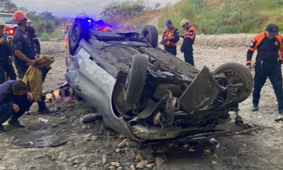 Tenía una imagen de la Divina Pastora, su carro cayó al vacío pero se salvó de milagro