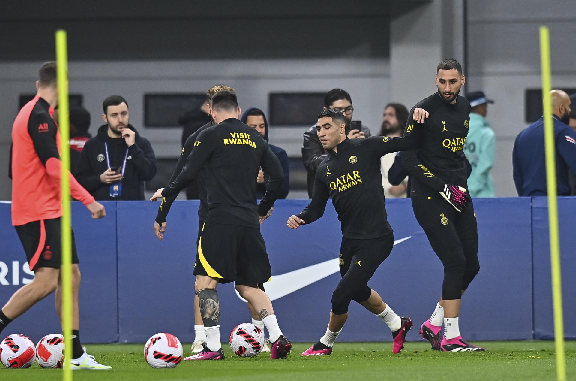 Pobre Hakimi… le tocó ser “el perrito” en un rondo con Messi, Neymar, Mbappé y Sergio Ramos