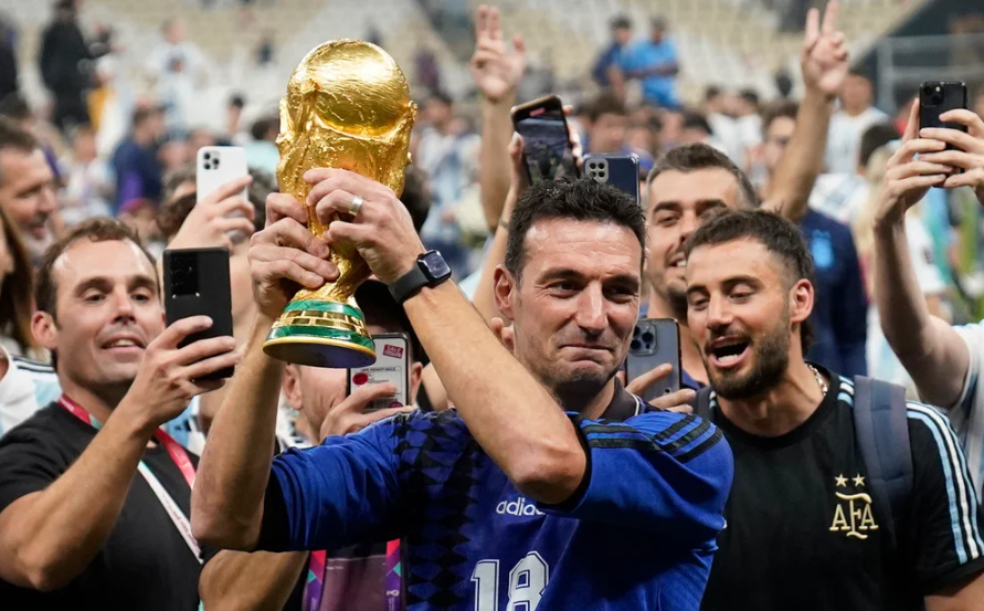 Por goleada: Lionel Scaloni fue elegido el mejor DT de selecciones de 2022 con puntaje récord