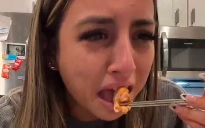 Estadounidense vegana se filmó al comer salmón y no creerás su reacción (VIDEO)