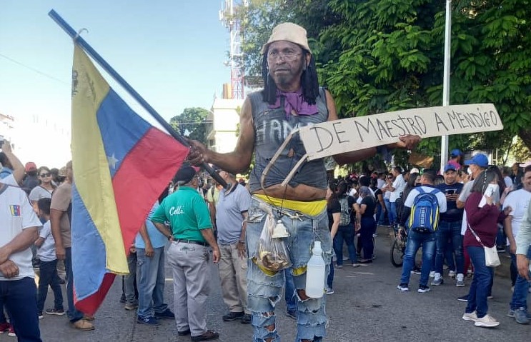 “De maestro a mendigo”: Así se sienten los docentes en Falcón por los míseros salarios que devengan