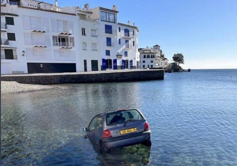 ¿Se fue “a pique”? Apareció un Twingo hundido en una playa de España y las redes explotaron