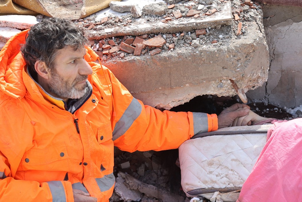 El dolor de un padre: la FOTO de AFP símbolo del terremoto en Turquía y Siria