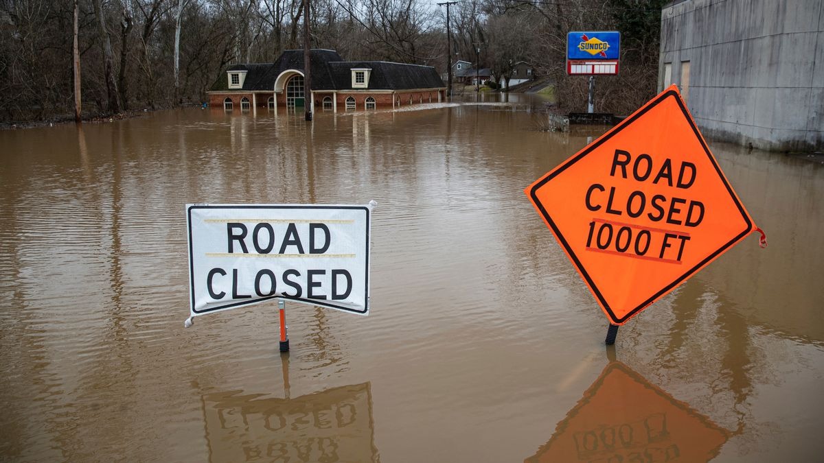 Cuerpo de un bebé fue hallado en carro sumergido y arrastrado por las inundaciones en Virginia