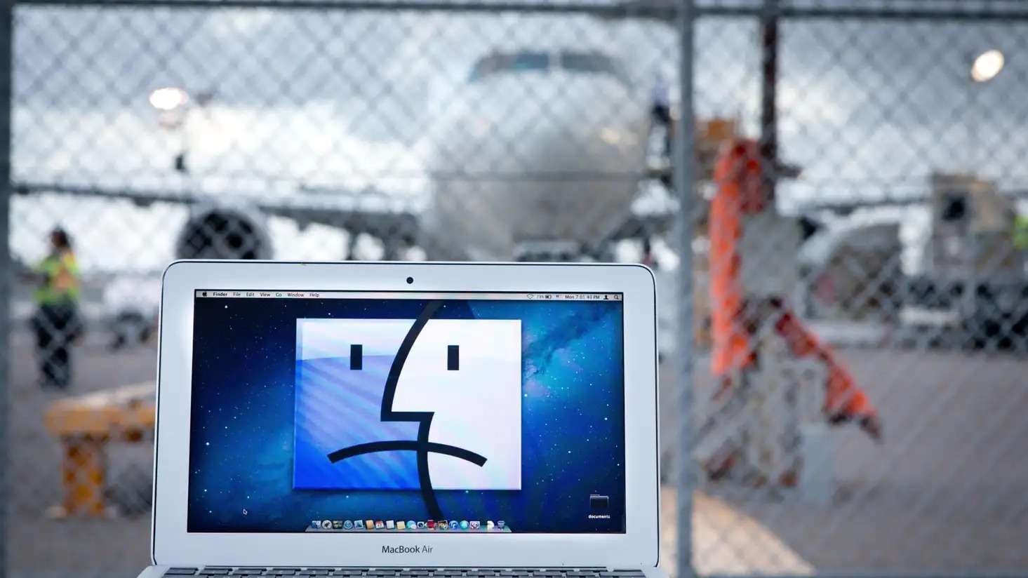 Fuego en las alturas: Laptop de pasajero en vuelo hacia Newark estalla en llamas y causa un enorme alboroto