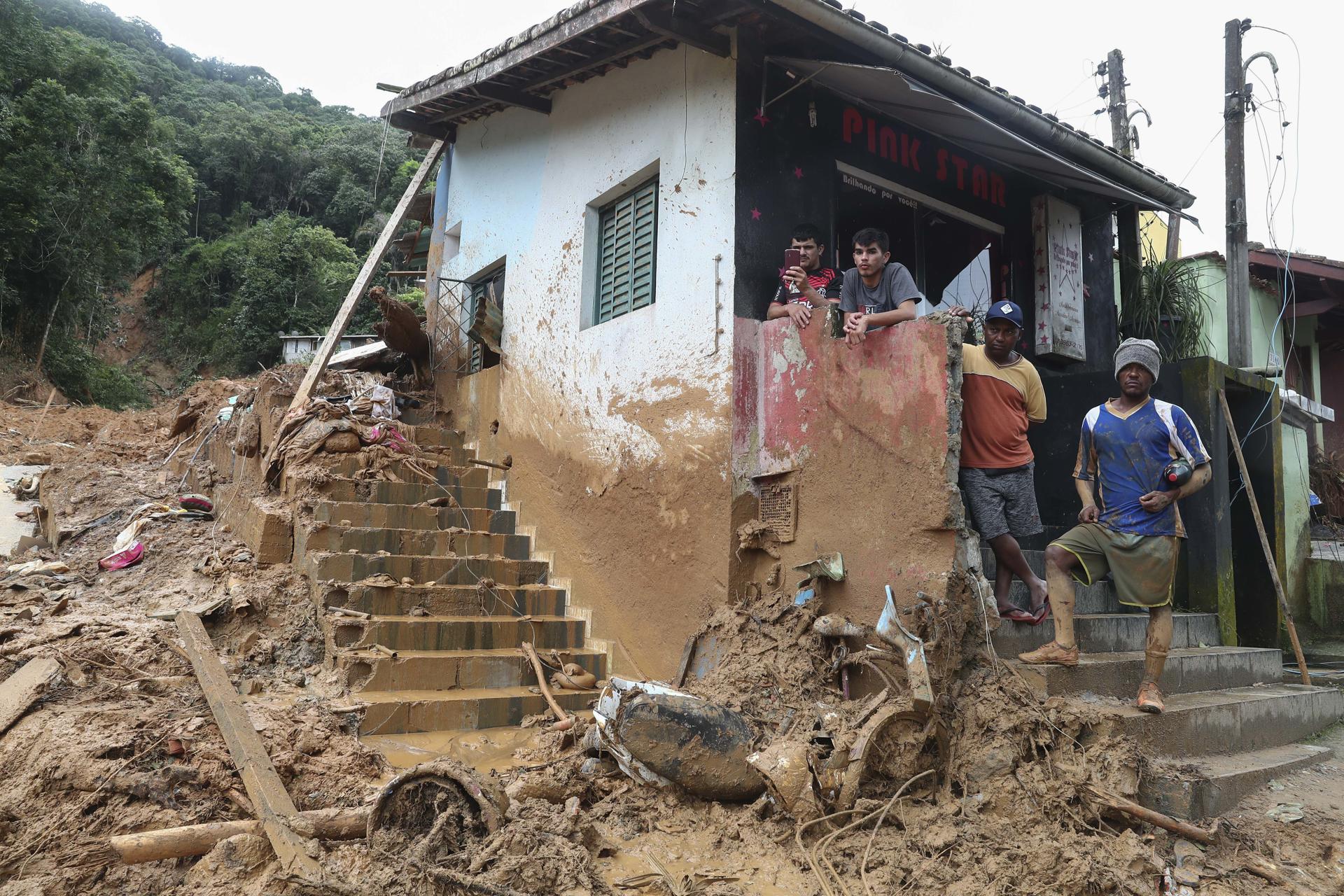 Rescatistas aún buscan a 57 desaparecidos en el litoral de Sao Paulo tras desastre causado por fuertes lluvias