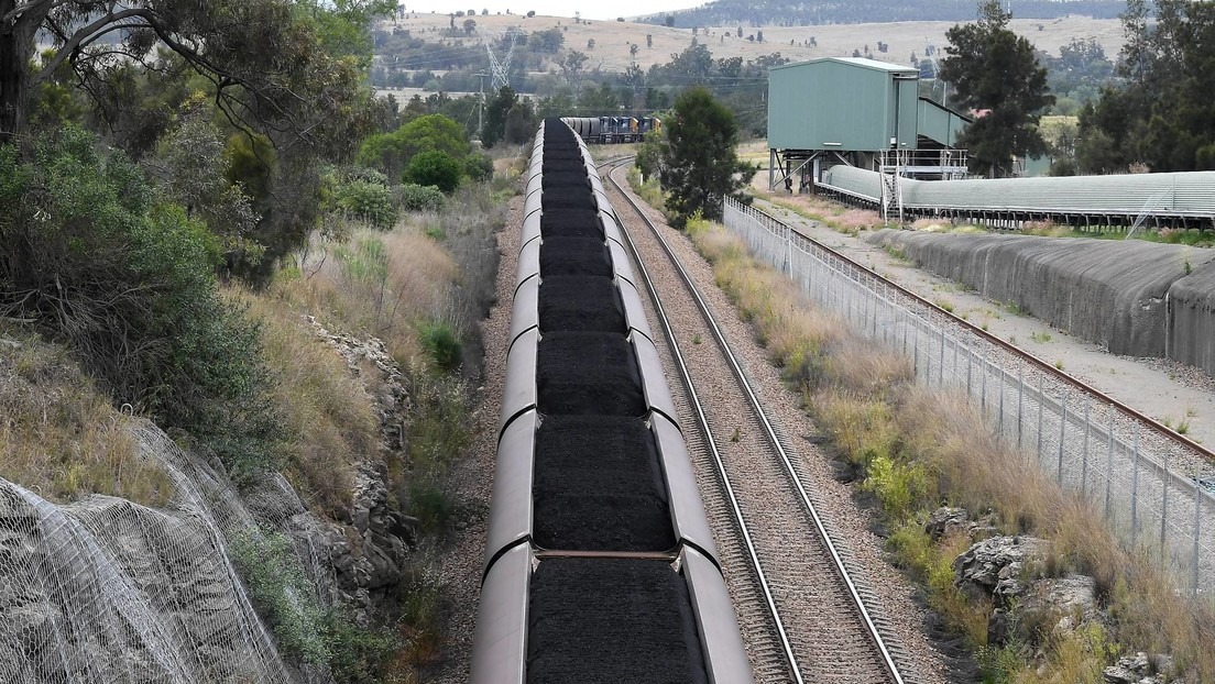 VIDEO: Descarrilan más de 30 vagones de un tren de carga con carbón en Nebraska