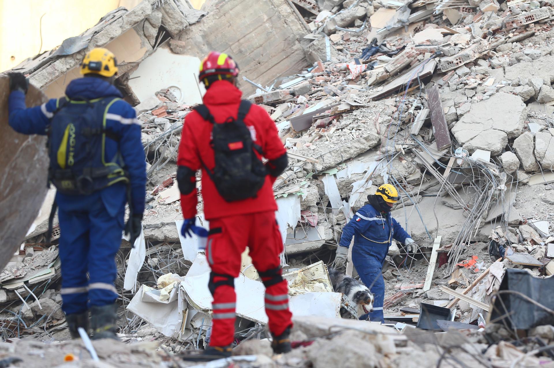 Culpan de tragedia de sismos en Turquía a violación de norma de edificación