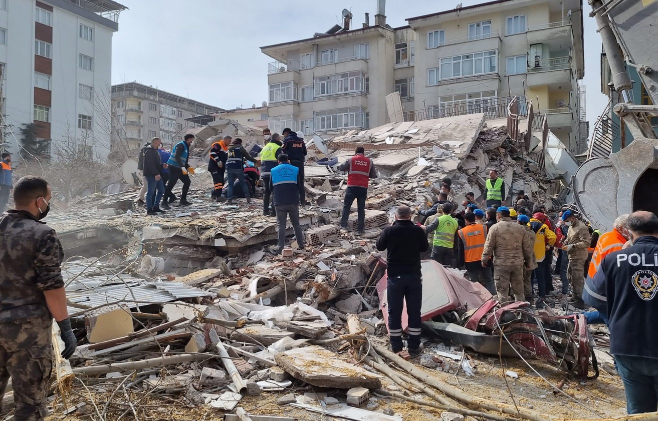 Un nuevo terremoto en el sureste de Turquía causa un muerto y 69 heridos