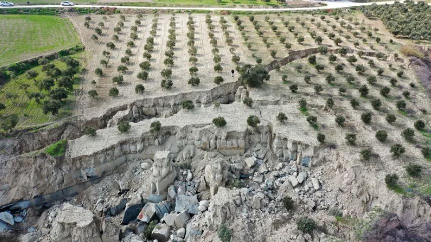 Enorme grieta de 200 metros de ancho dividió en dos un campo en Turquía (Video)