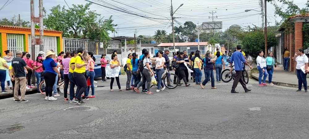 Docentes de Barinas iniciaron quinta semana de protestas con un pancartazo