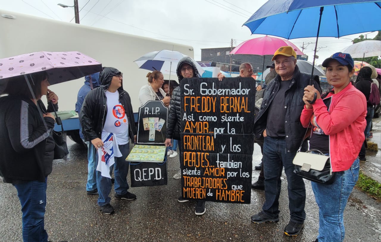 El “velorio del salario mínimo”, la creativa protesta de trabajadores públicos en Táchira este #16Feb