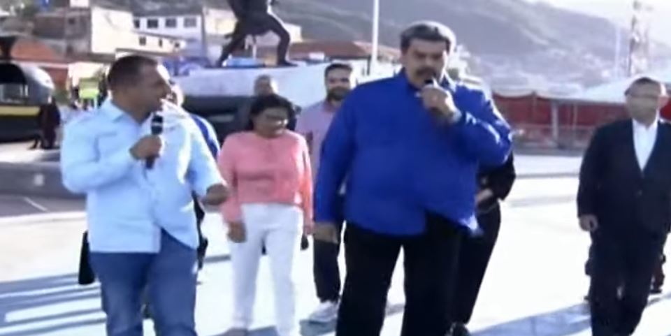 “Soy un robot”, ironizó Maduro luego que lo pillaran usando IA para difundir noticias falsas (Video)