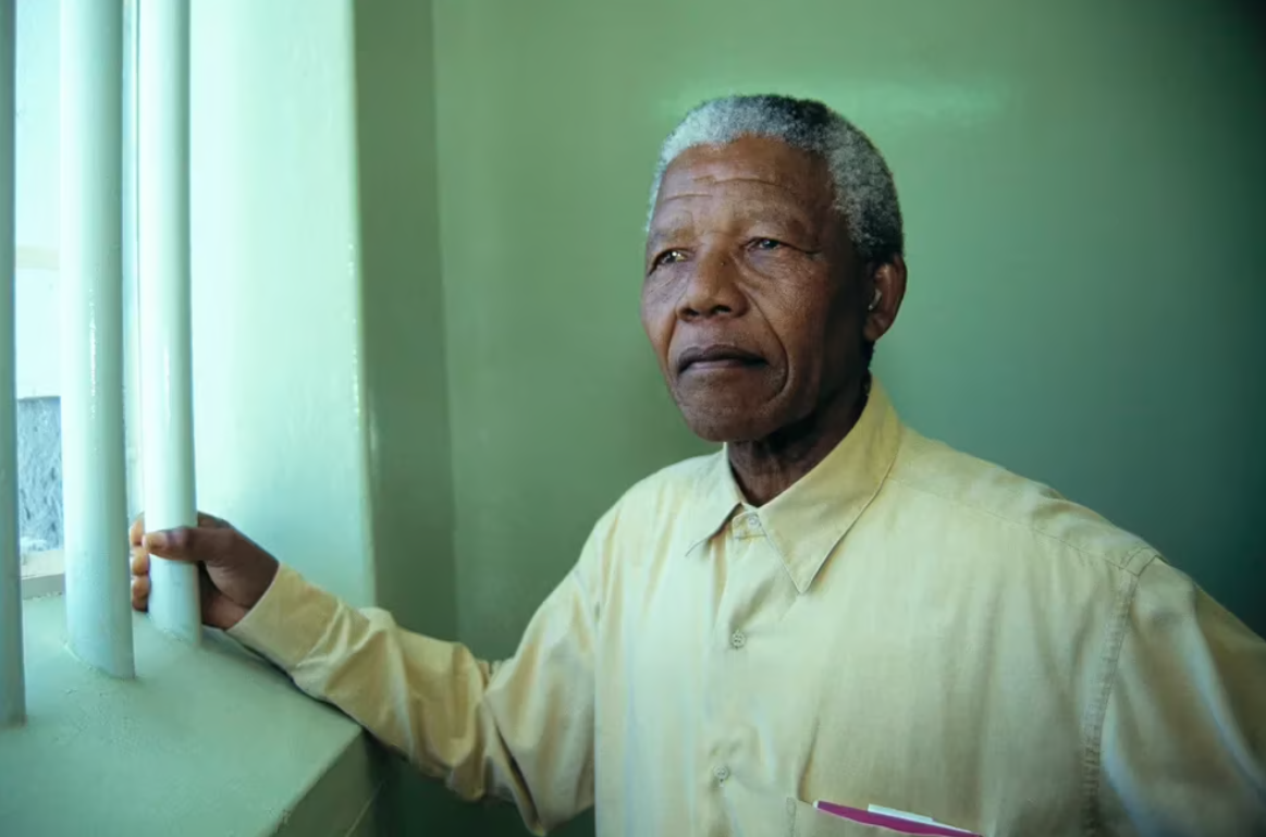 Nelson Mandela, el hombre que olvidó sus gafas dentro de la cárcel al ser liberado