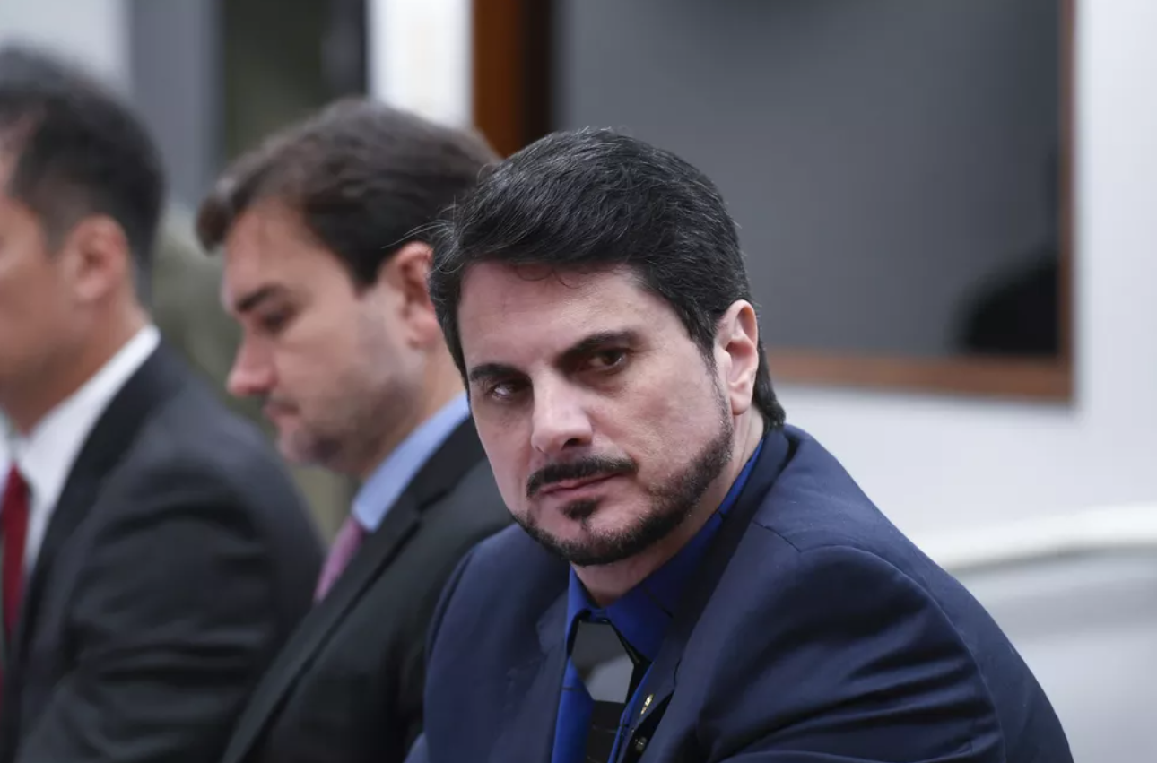 Senador acusa a Bolsonaro de intentar convencerlo para dar golpe de Estado