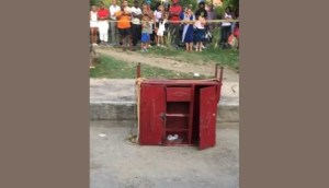 El cadáver de un hombre fue encontrado dentro de un armario en plena vía pública de Cali, Colombia (Video)
