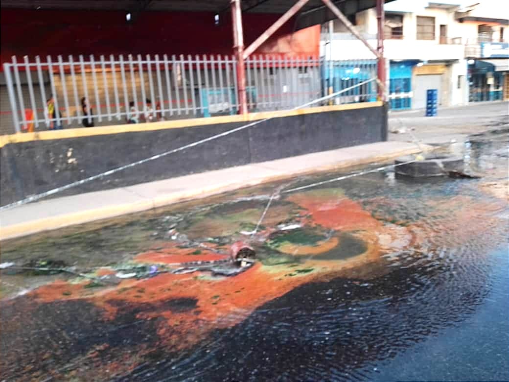 Río de aguas negras corre por la carretera vieja de Palo Negro en Aragua