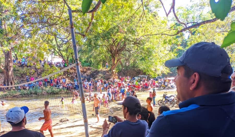 Familias en San Sebastián de los Reyes disfrutan del Carnaval en el balneario el paso de Los Lugos