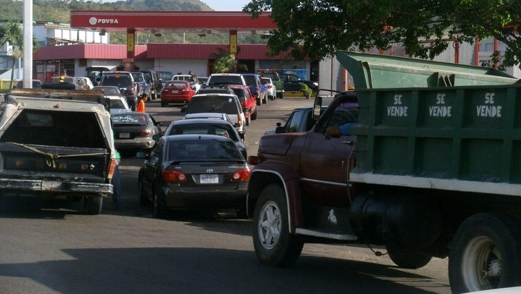 Exigen eliminación del “pico y placa” para surtirse de combustible en Bolívar