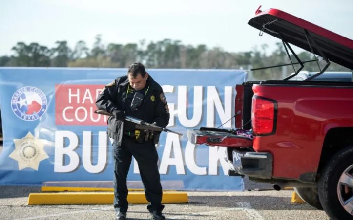 Ciudadanos en Houston entregan sus armas: “No quiero que mis nietos las tomen”