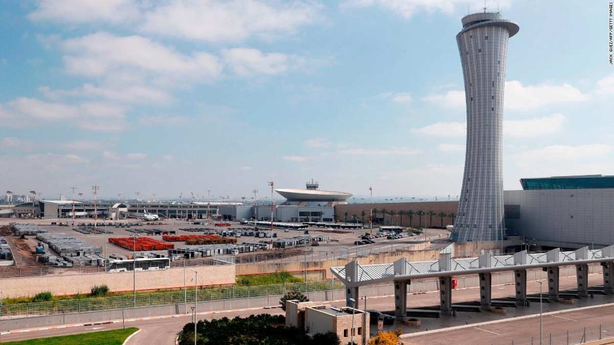 Desalmada pareja abandonó a su bebé en el mostrador de un aeropuerto tras llegar sin boleto para el niño