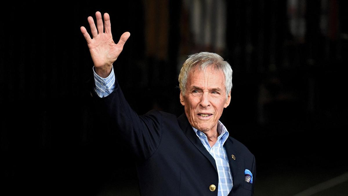 El legendario cantante y compositor estadounidense Burt Bacharach muere a los 94 años