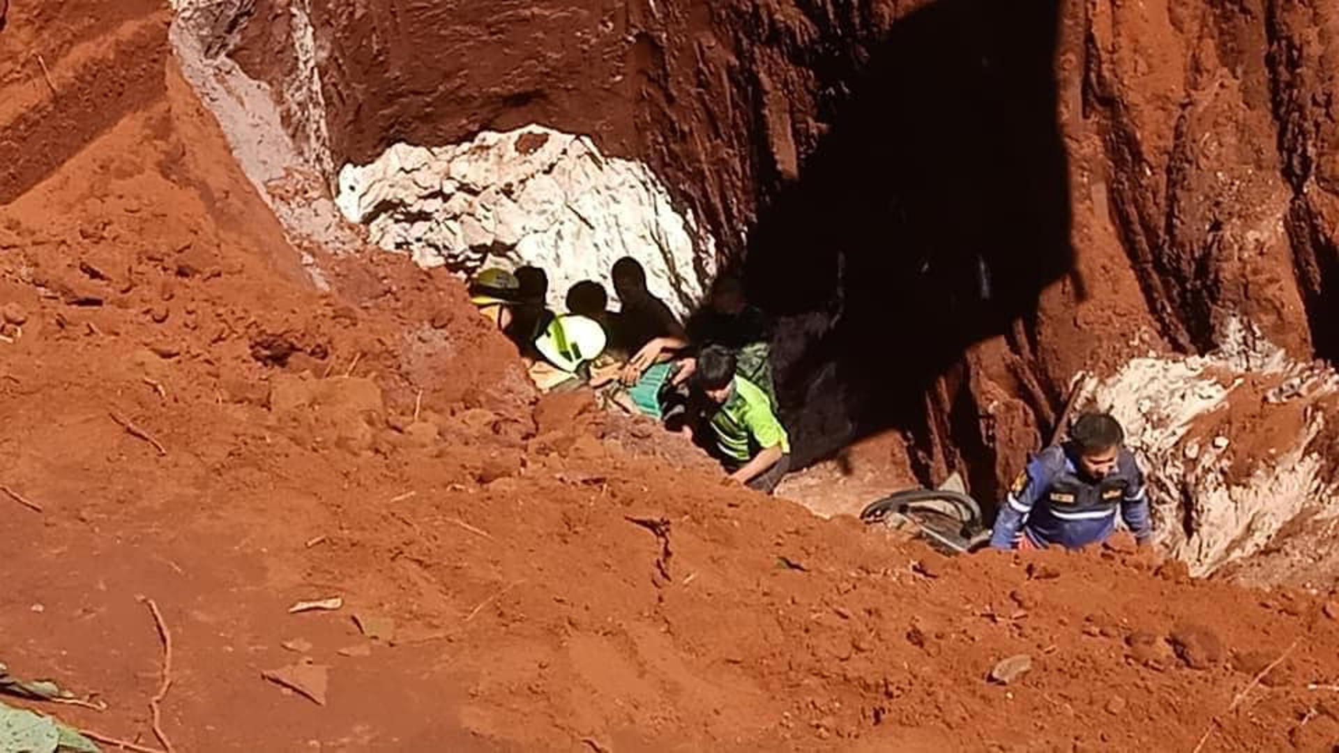 Rescatan con vida a una bebé de 19 meses tras caer en un pozo de 10 metros en Tailandia