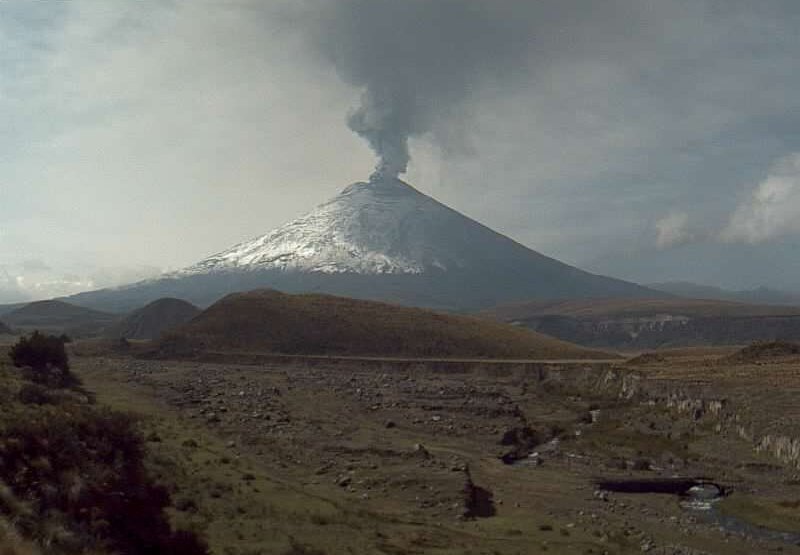 Alerta en Ecuador: volcán Cotopaxi emana columna de unos 800 metros de vapor, gas y ceniza