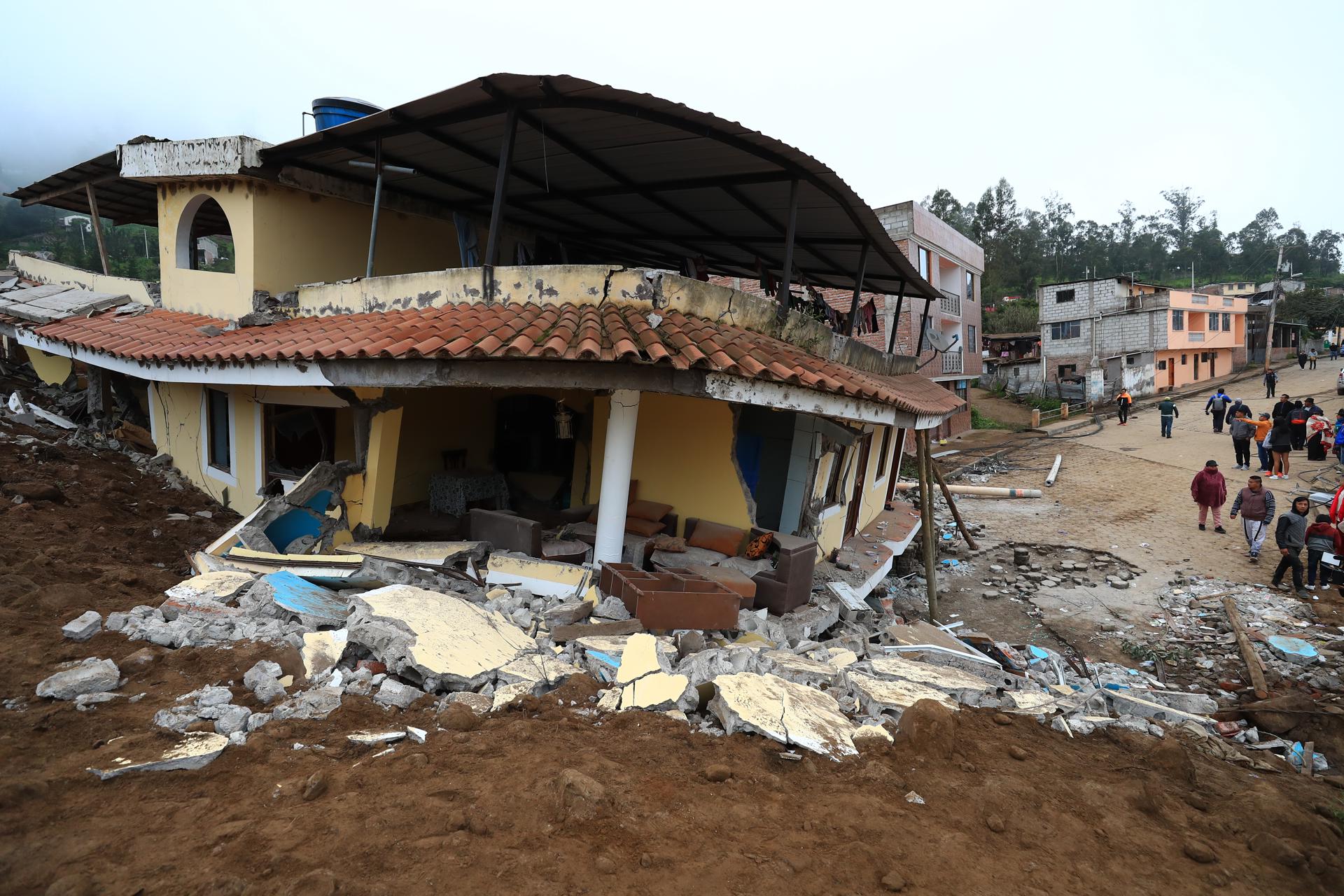 Al menos 16 muertos y siete desaparecidos tras deslizamiento de tierra en zona andina de Ecuador