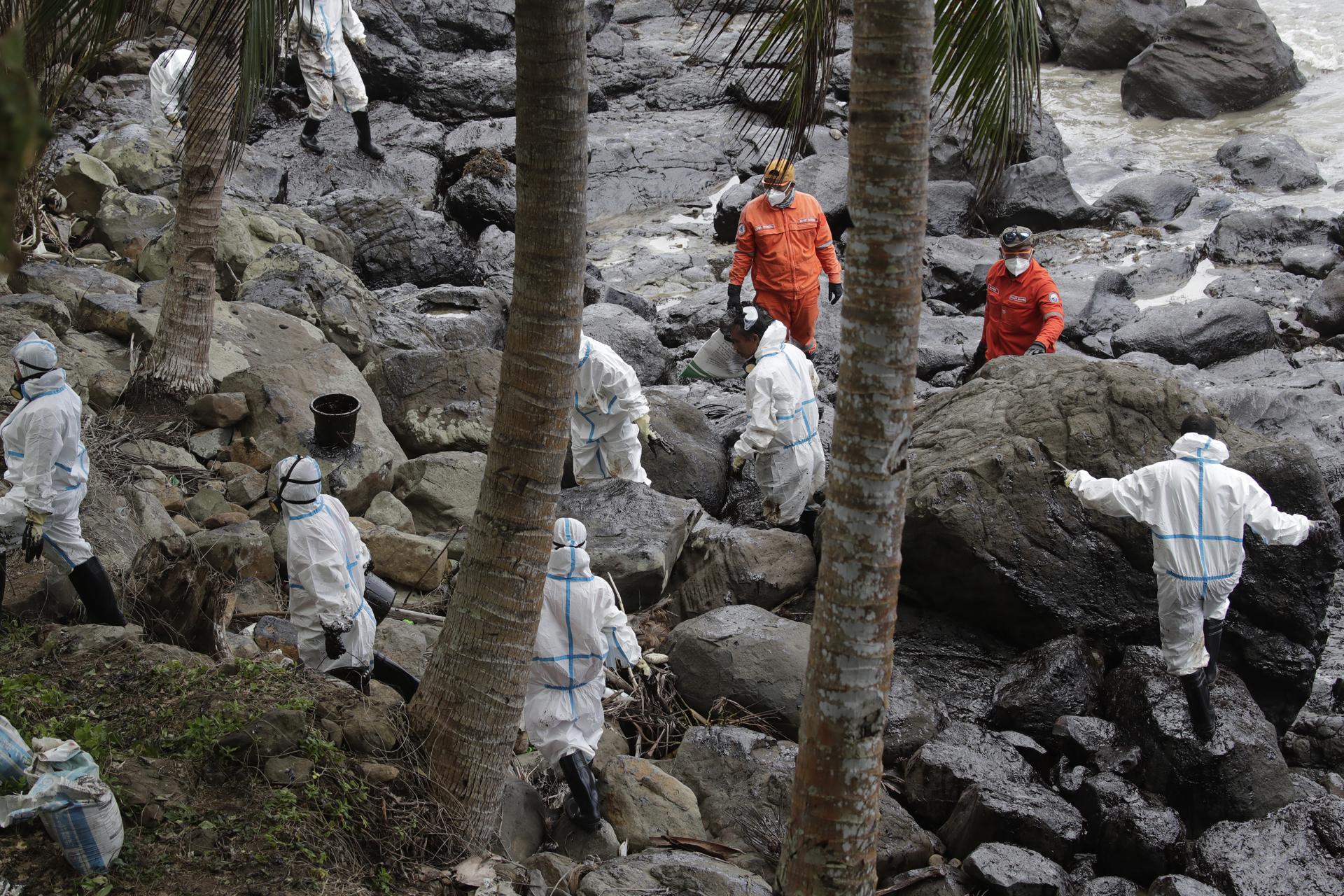 El accidente de un carguero deja una mancha de 37 km² en el mar de Filipinas