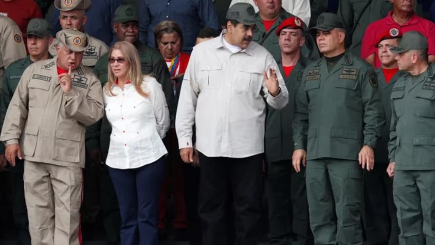 Maduro, una década en el poder gracias a los militares, los comisarios políticos cubanos y el hambre