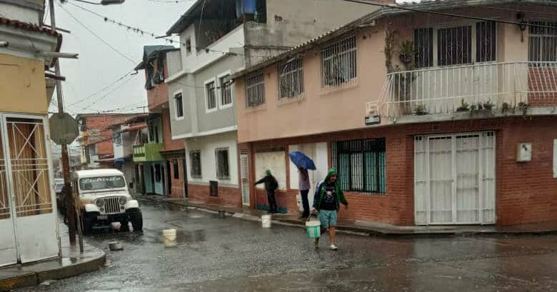 Merideños recogen agua de lluvia… porque las tuberías ni suenan