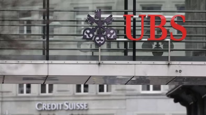 Acciones UBS caen 8,7 % en la apertura de bolsa, tras comprar Credit Suisse