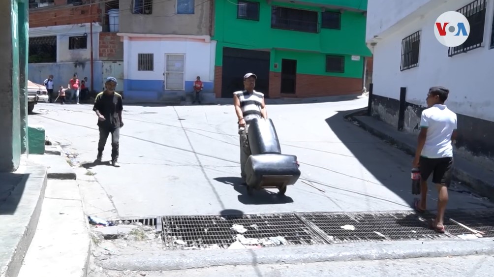 Habitantes de Caracas caminan y sudan para tener el agua que no sale por sus tuberías (Video)