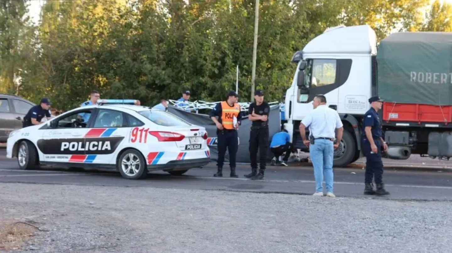 Corrió tras un melón que se le había caído en la carretera y murió atropellado por un camión