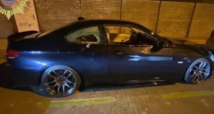 Le destrozó el lujoso BMW a su hijo para evitar que maneje borracho