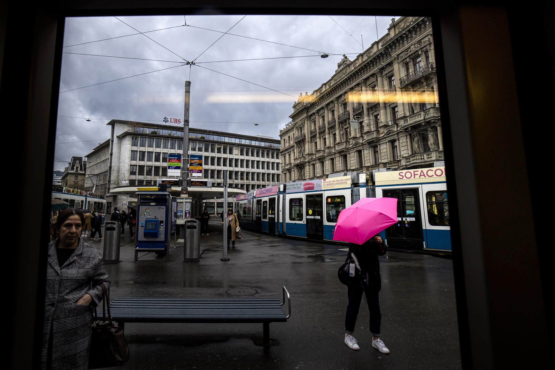 Empleados de la banca de Suiza solicitaron que se paralicen los despidos en Credit Suisse