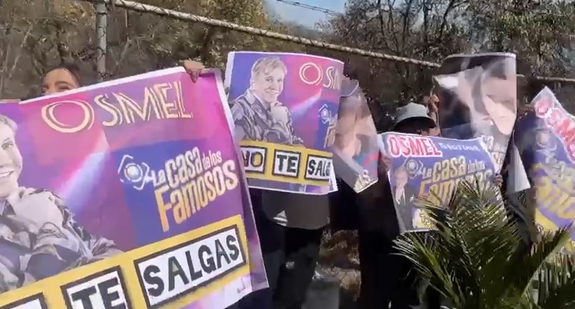 Osmel fue escuchado: Al “zar de la belleza” le llevaron pancartas a La Casa de los Famosos (Videos)