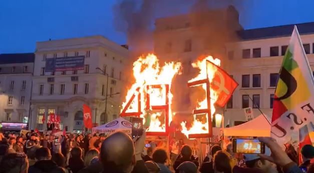 Tensión en Francia: Tras reforma de pensiones, protestas se avivan y acaban con 120 detenidos en París (Videos)