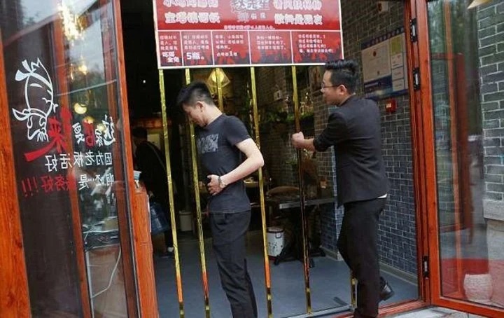 El polémico restaurante que premia a las personas delgadas y castiga a los “gorditos”