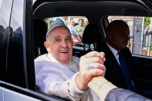 “Aún estoy vivo”, dice el papa Francisco tras salir del hospital