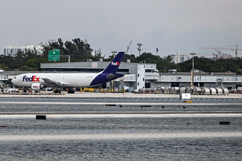 Aeropuerto internacional de zona inundada de Florida reanuda sus operaciones