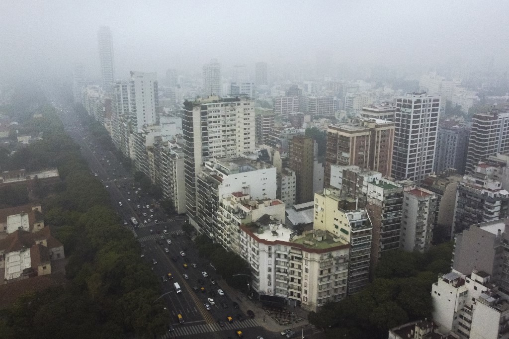 Buenos Aires bajo humo y olor a quemado por un incendio en Uruguay